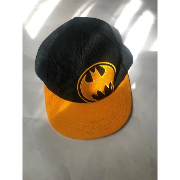 Batman Hat Cap Fitted Mens Small Medium Black Yellow DC Comics - Picture 1 of 5